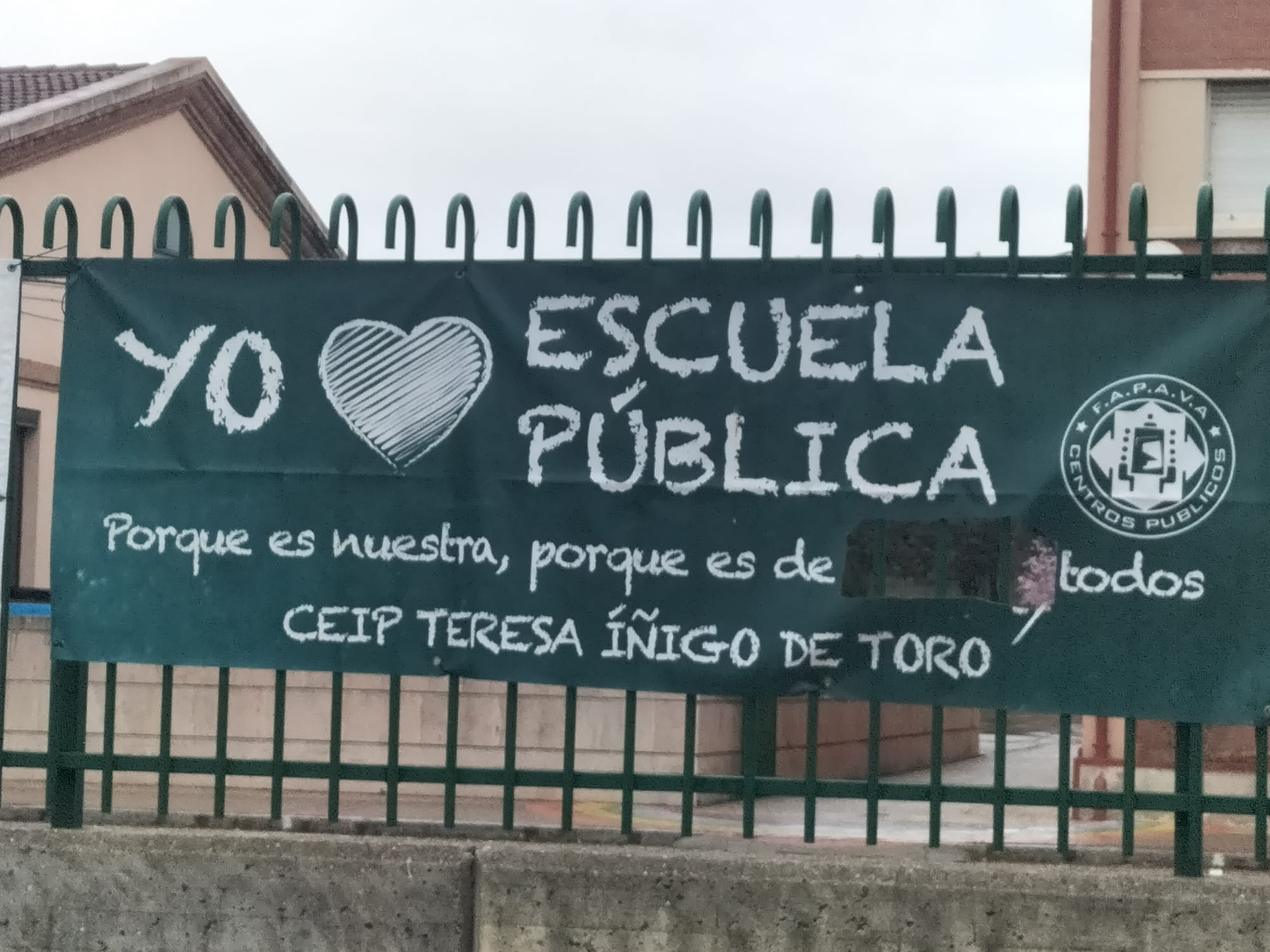 Recortan la palabra &#039;todas&#039; del cartel en defensa de la escuela pública