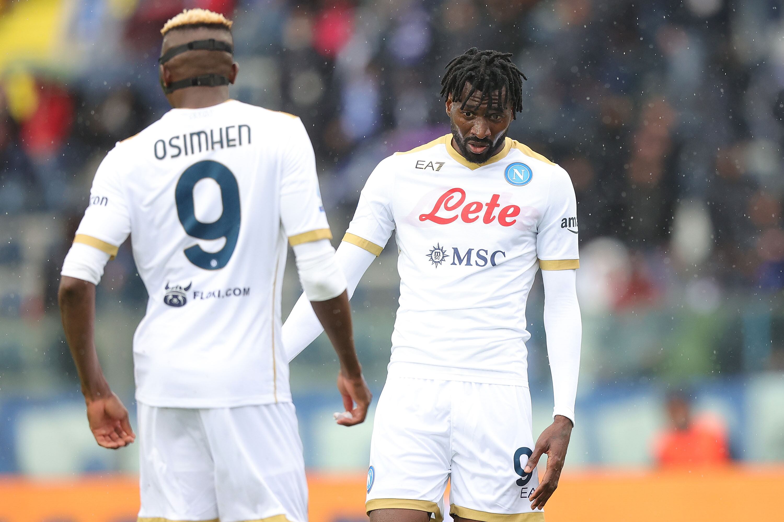 André Frank Zambo Anguissa y Victor Osimhen durante la derrota en Empoli