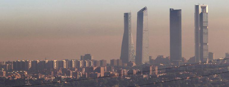 Una capa de contaminación atmosférica cubre la ciudad de Madrid como consecuencia de las emisiones de los coches y las calefacciones. 