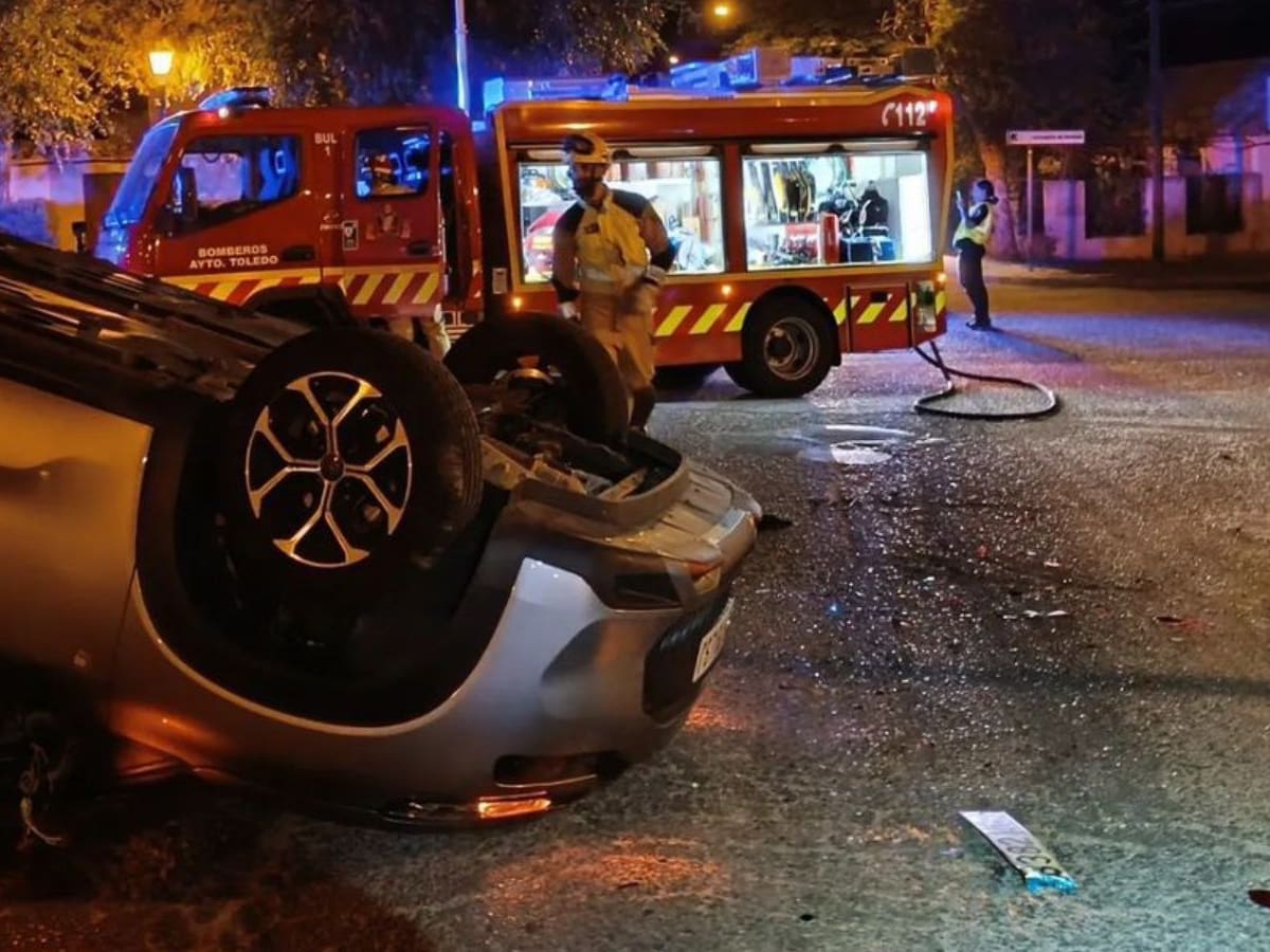 Aparatoso accidente de tráfico en Toledo: una mujer de 27 años es atendida por la UVI móvil