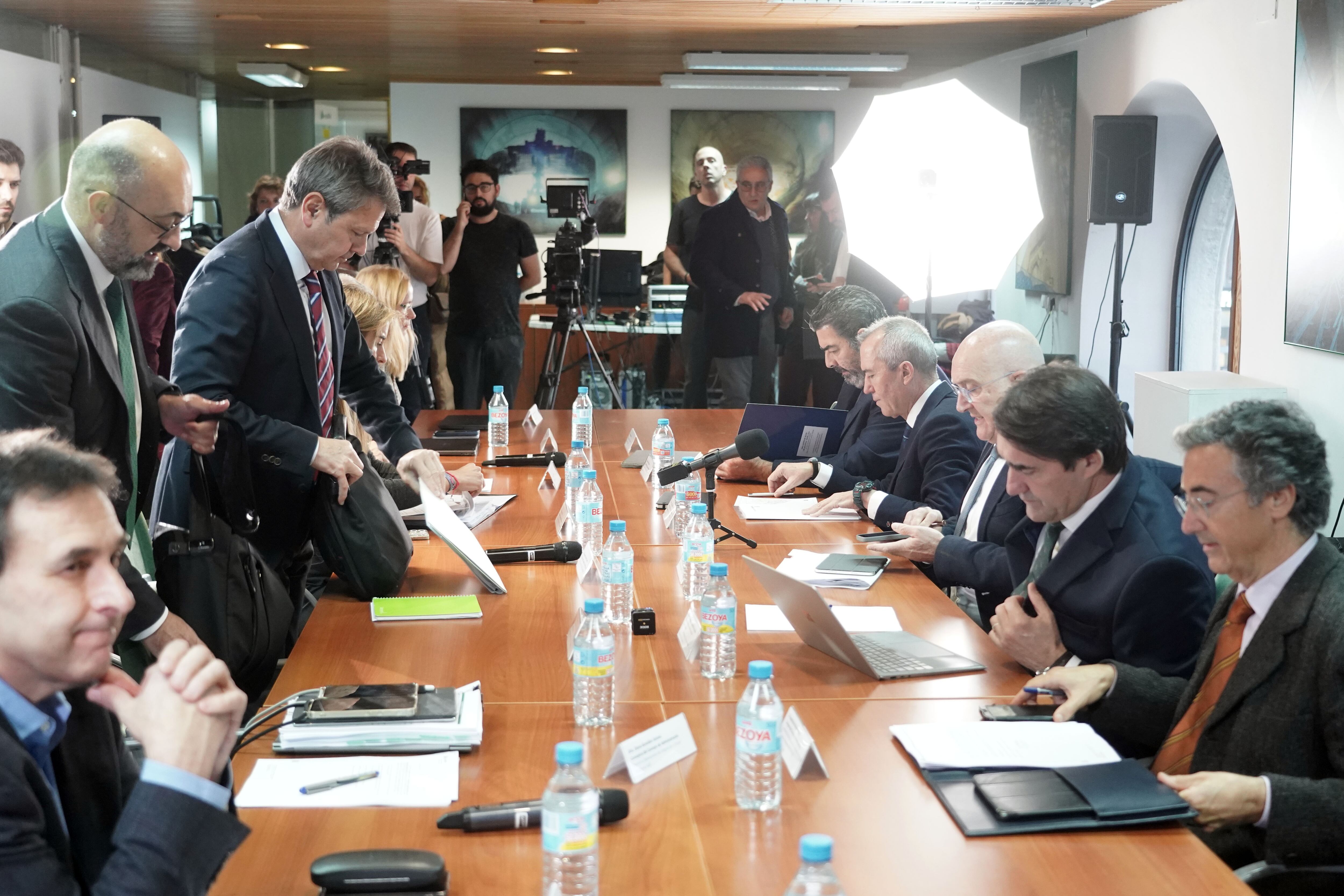 El alcalde de Valladolid, Jesús Julio Carnero, y el consejero de Fomento, Juan Carlos Suárez Quiñones, asisten a la reunión de la comisión de seguimiento, el Consejo de Administración y la Junta General de la Sociedad Valladolid Alta Velocidad