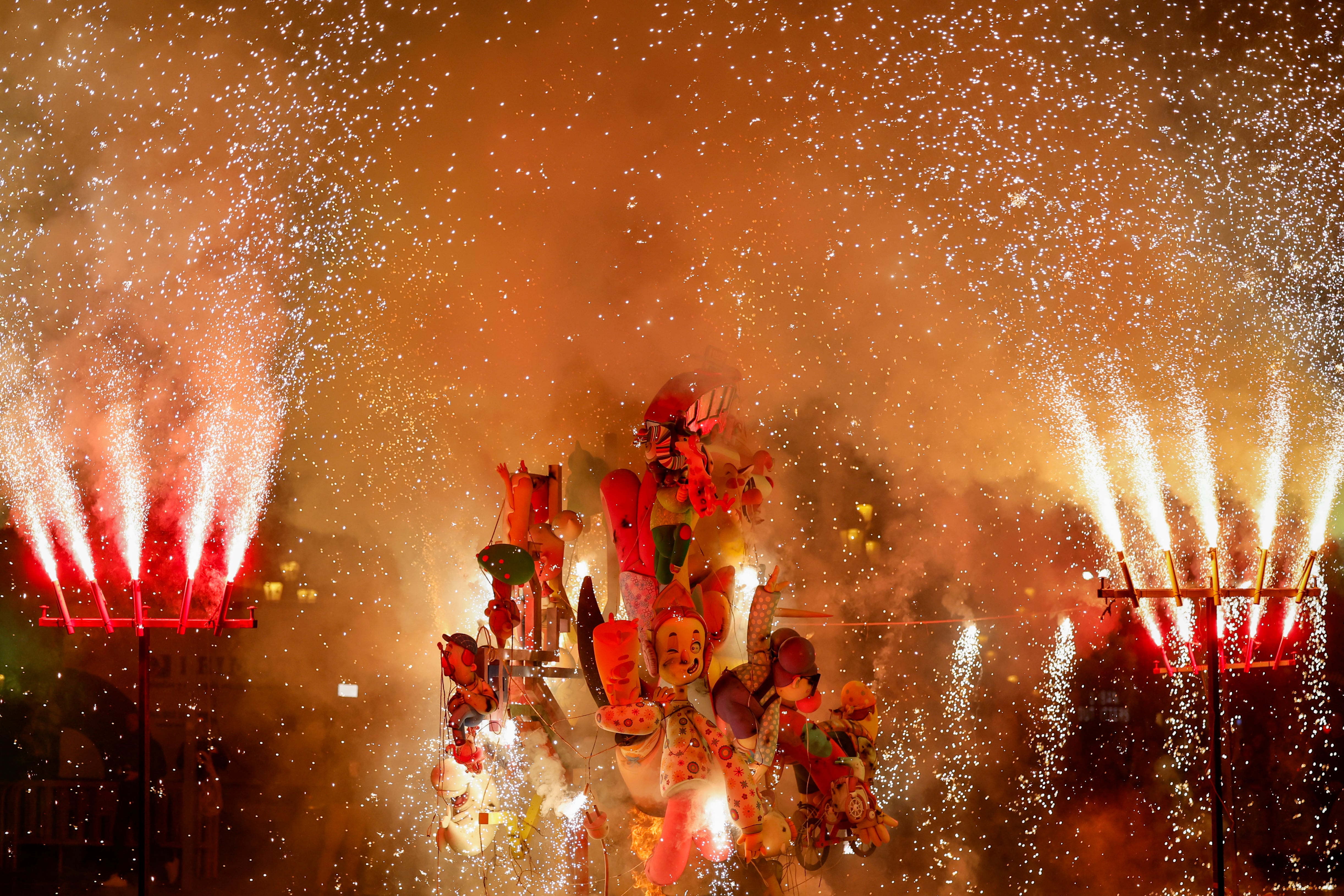 Los ninots de la falla municipal infantil son consumidos por el fuego durante la cremàde 2026.