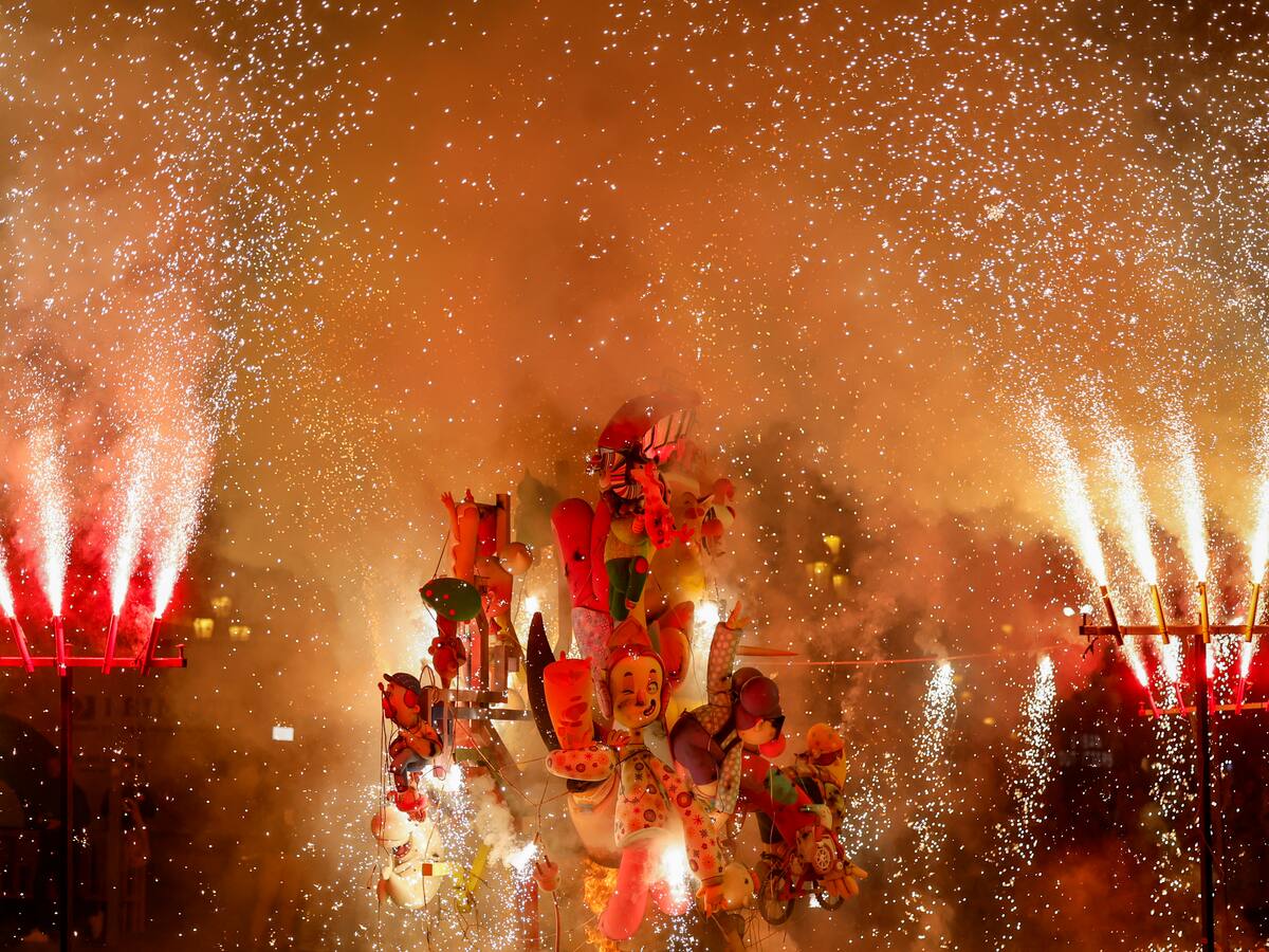 Tres veinteañeros alemanes detenidos en València por tirar petardos dentro de su hotel durante Fallas