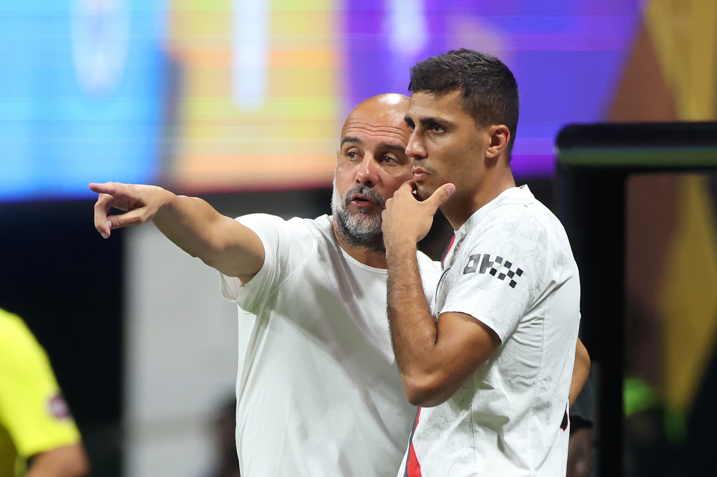 Rodri Hernández junto a Pep Guardiola