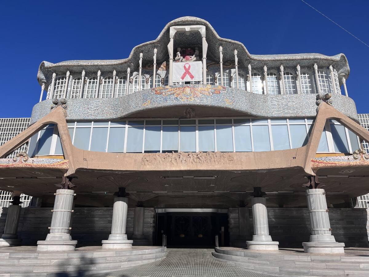 La Asamblea Regional luce un gran lazo rojo para conmemorar el Día Mundial de la Lucha contra el Sida