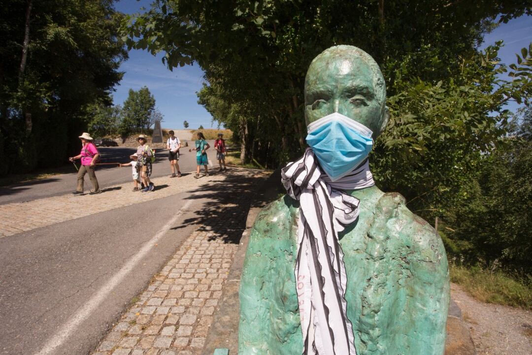 Escultura a los peregrinos del coruñés Miguel Couto mientras los peregrinos retornan al Camino francés de la Ruta Jacobea casi un mes después del fin del estado de alarma por el coronavirus, en O Cebreiro, Lugo.