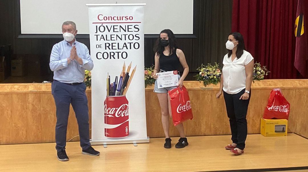 Momento en el que Mª Isabel Ogallar Alcalá recibe el premio