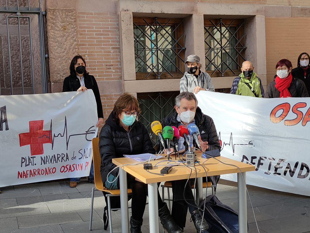 Concentración de la Plataforma Navarra de Salud frente al centro de salud del Casco Viejo de Pamplona.