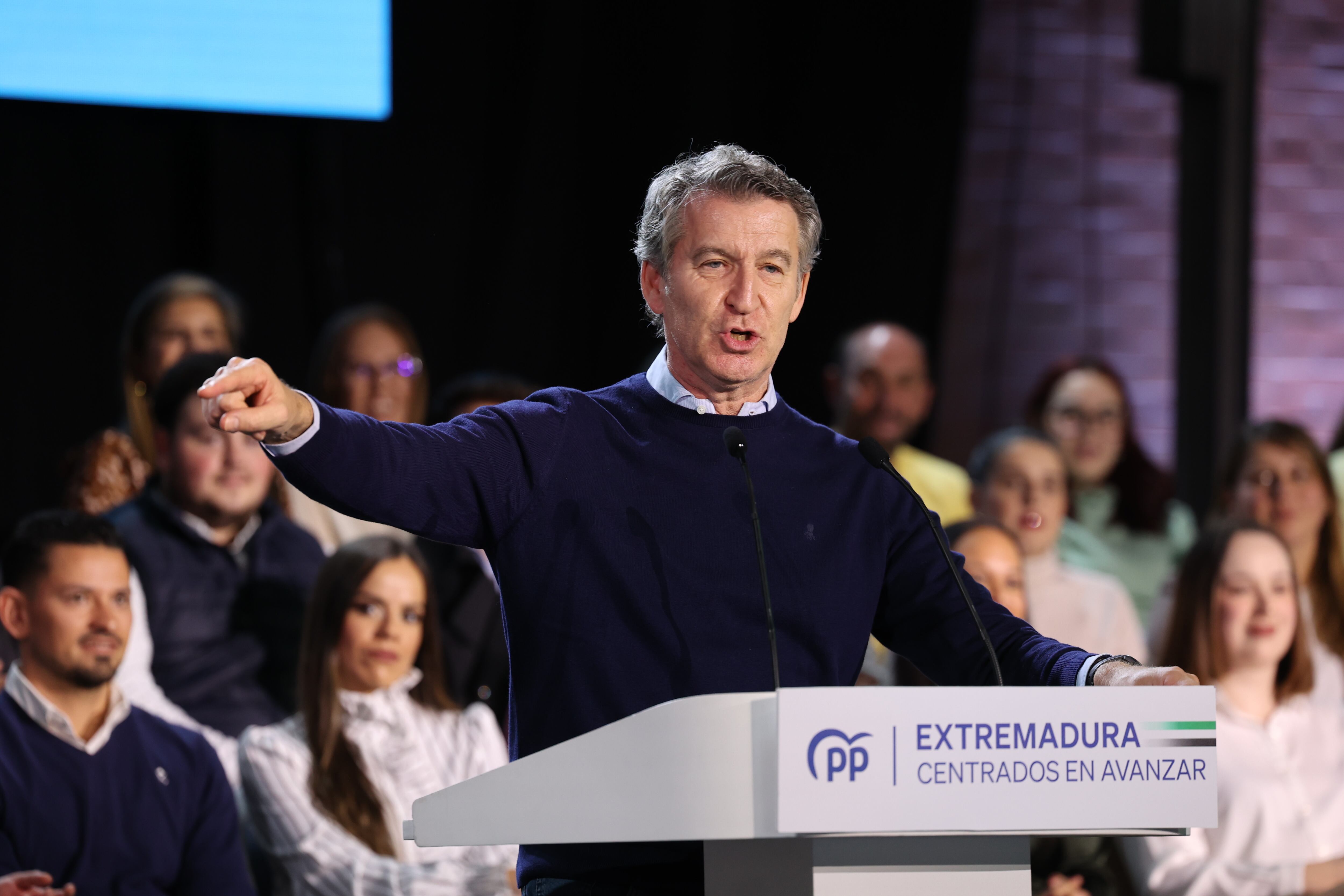 El presidente del Partido Popular, Alberto Núñez Feijóo durante su intervención en un acto público en la localidad pacense de Lobón este domingo.