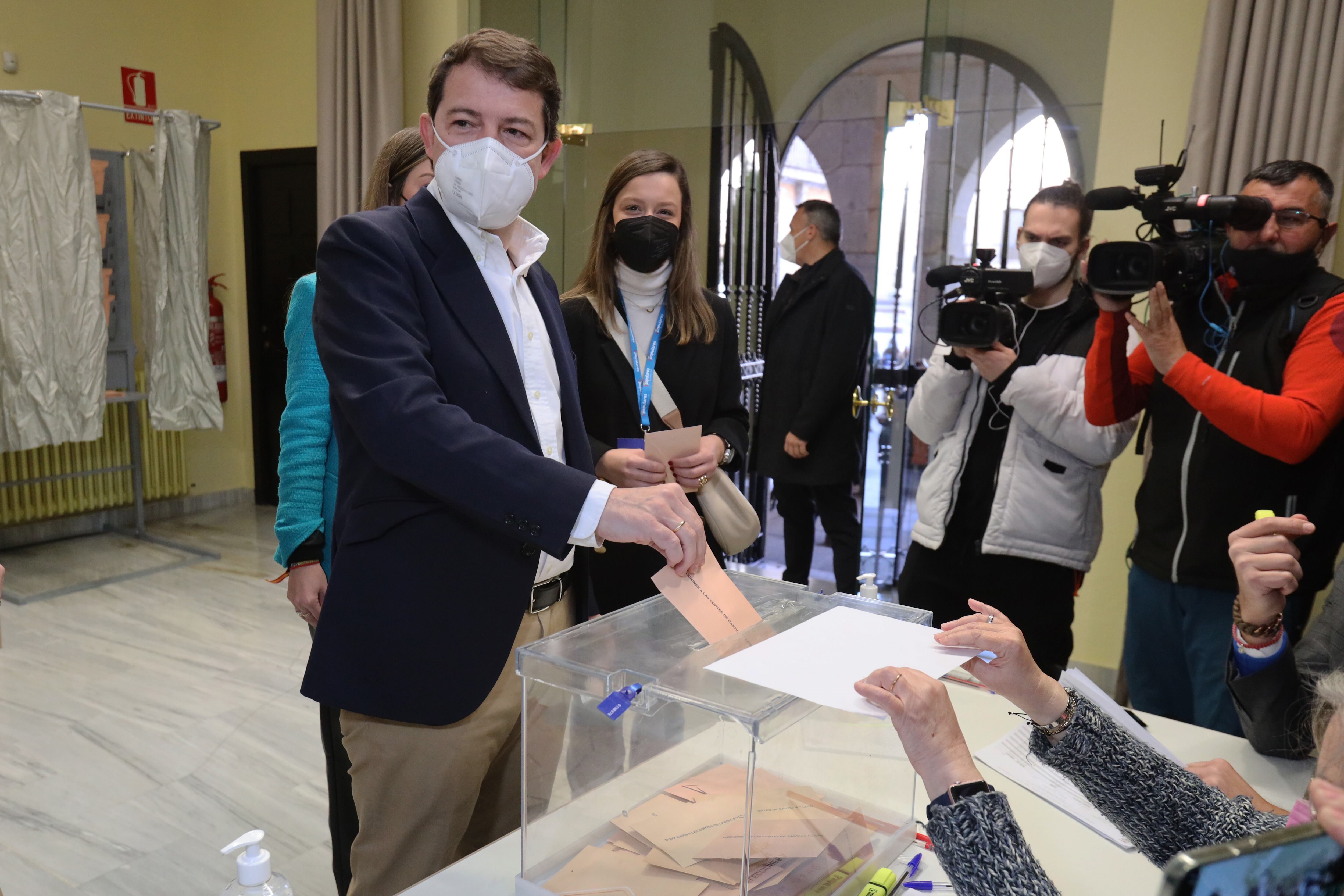 El candidato del PP a la Presidencia de la Junta de Castilla y León, Alfonso Fernández Mañueco, ejerce su derecho al voto en la antigua sede de la Delegación Territorial de la Junta de Castilla y León en Salamanca. 