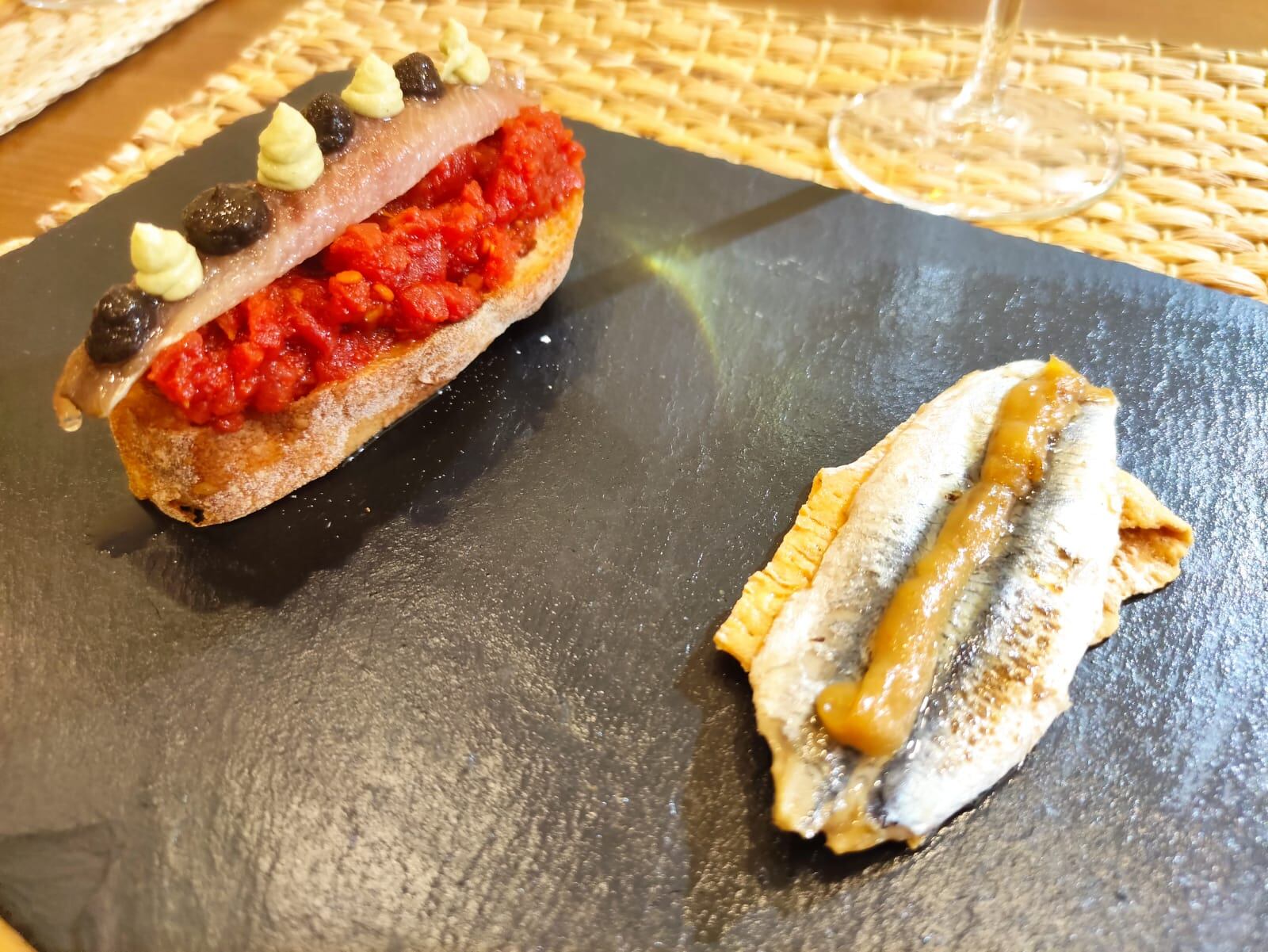 Boquerón en vinagreta de oloroso y sardina sobre mermelada de tomate