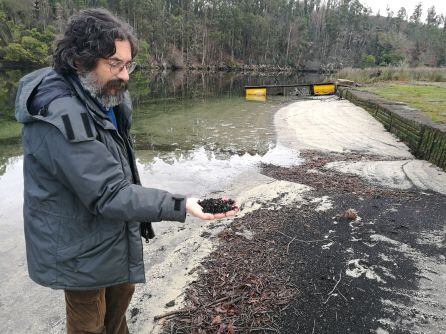 Antón Lois sostiene restos evidentes de los incendios pero a kilómetros de distancia de su origen.