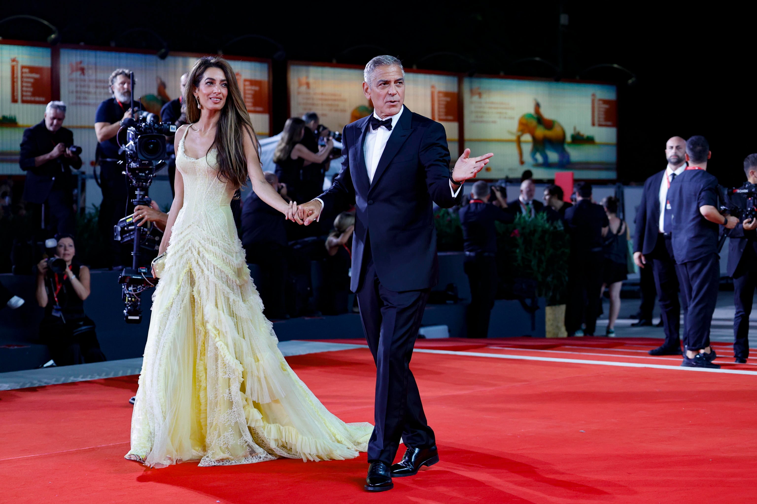 El actor George Clooney llega junto a su mujer Amal Alamuddin al Festival de cine de Venecia.