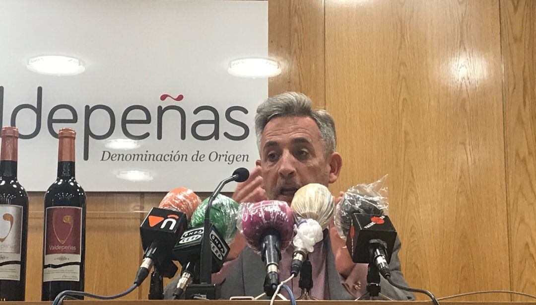 El presidente de la D.O. Valdepeñas, Jesús Martín, durante la rueda de prensa de este lunes 