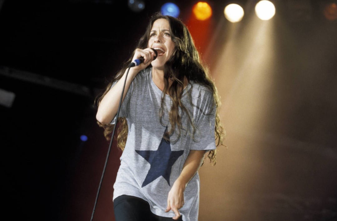 Alanis Morissette durante una actuación a finales de los noventa