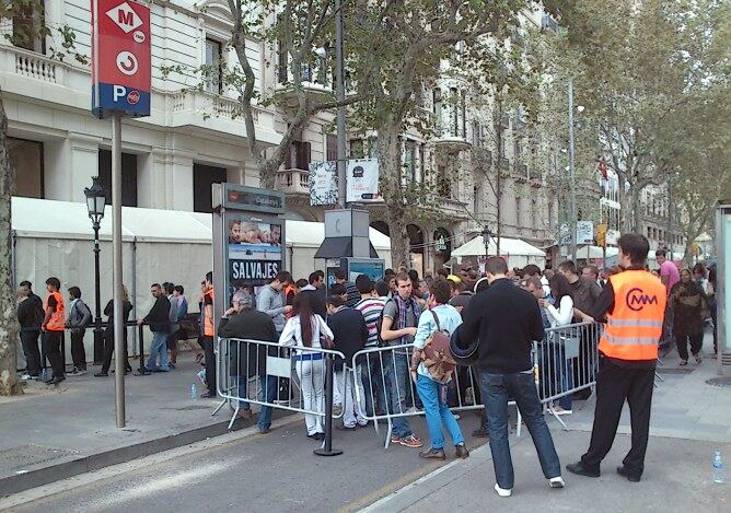 Centenars de persones fan cua a les portes de la botiga d'Apple, al Passeig de Gràcia de Barcelona