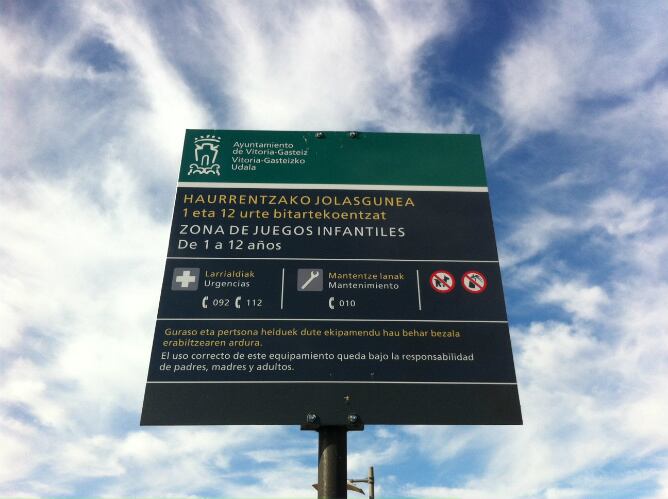 Cartel de aviso sobre los juegos infantiles en Vitoria