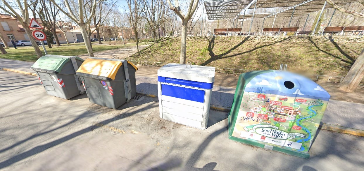 Varios cubos de basura en el centro de San Martín de la Vega