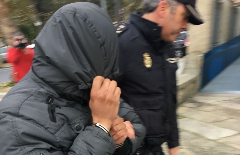 El acusado del intento de asesinato a su expareja en Monforte a la entrada de las puertas del juzgado