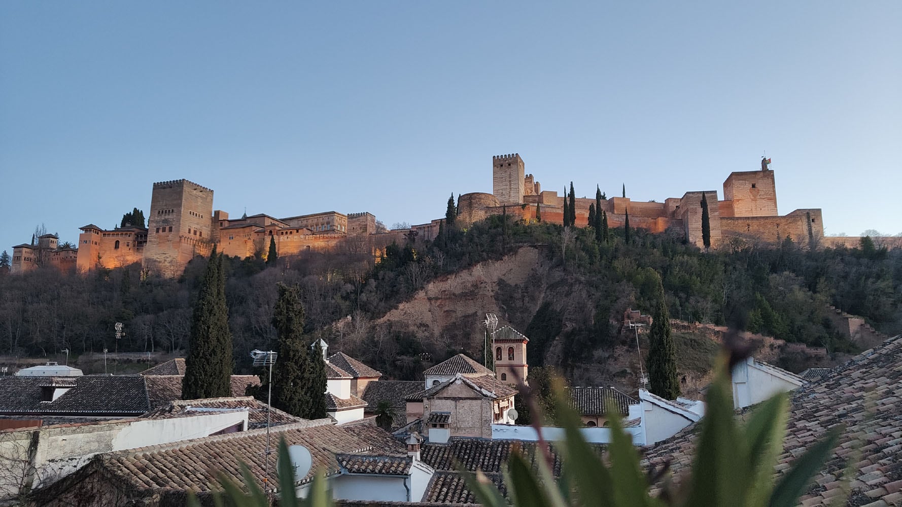 Vista de la Alhambra desde la azotea del museo privado Casa Ajsaris, en una casa morisca del Albaicín