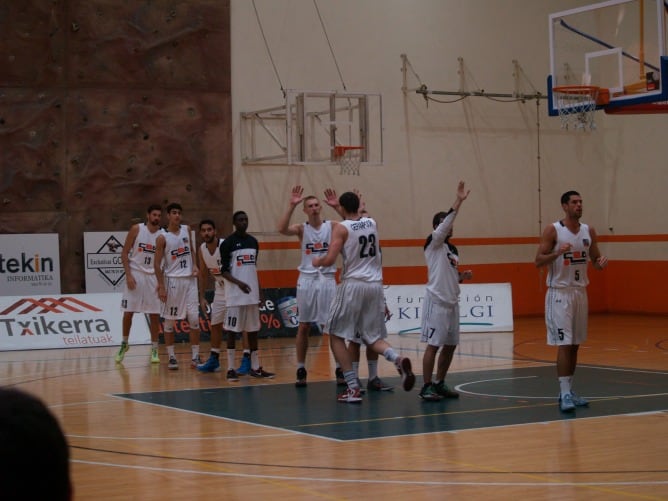 Los jugadores del Sammic ISB celebran el triunfo y el liderato en la Liga Adeco Plata