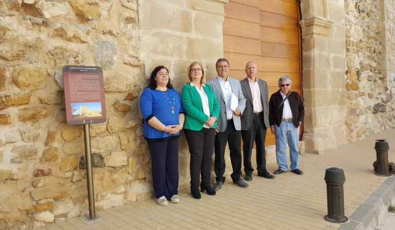 La subdelegada del Gobierno, Francisca Molina, visita la finalización de las obras de reforma del castillo de Villardompardo junto al alcalde del municipio, Francisco López y otros miembros de la corporación municipal