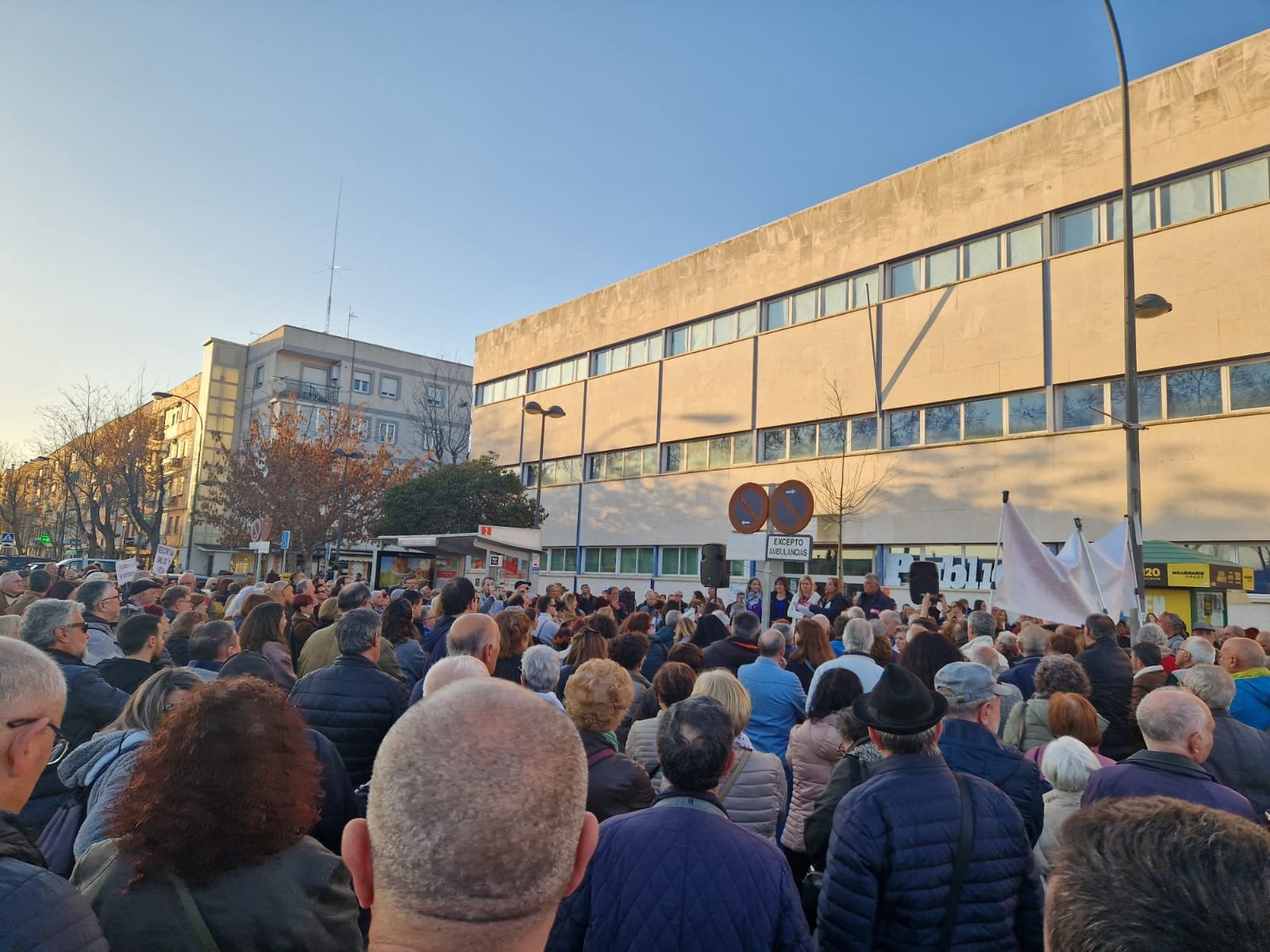 Los vecinos de Getafe han vuelto a concentrarse frente al centro de Los Ángeles