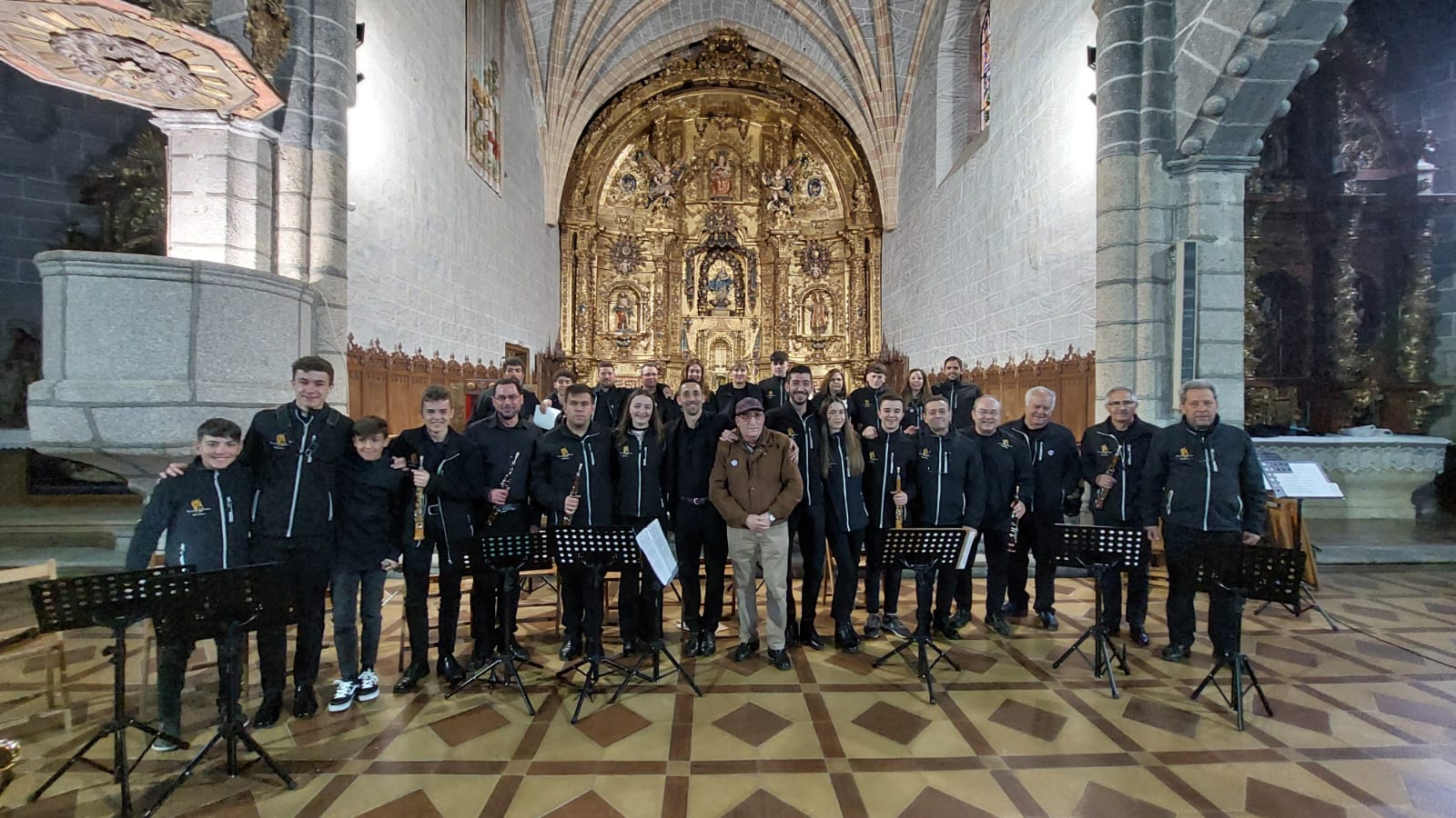 Víctor con sus alumnos de la Escuela de Macotera