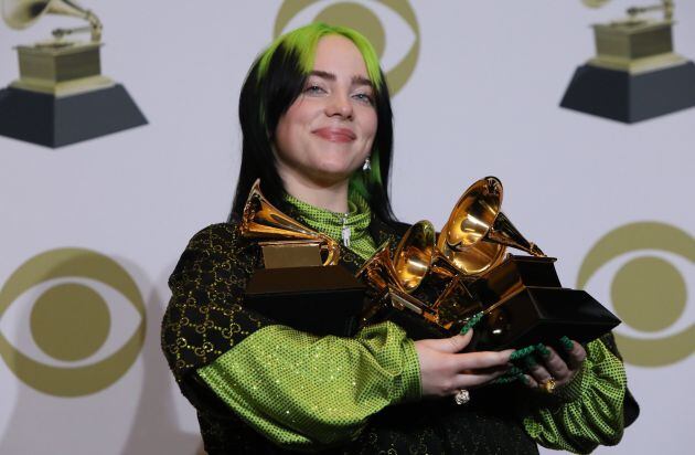 Billie Eilish con sus cuatro premios.