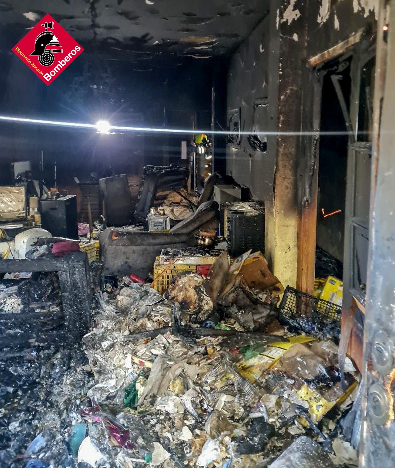 Estado del interior del chalet calcinado entre Callosa y Guadalest (Alicante) / CPBA