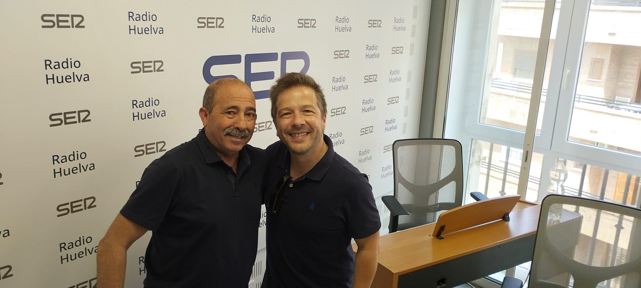 Josué Correa, fotoperiodista onubense junto a Antonio García, ex director de la Escuela de Arte León Ortega de Huelva