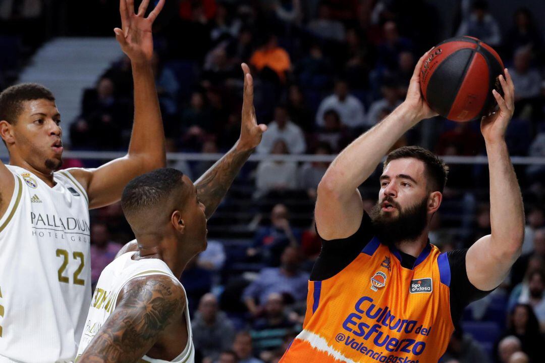 El pívot montenegrino del Valencia Basket Bojan Dubljevic lanza a canasta ante el ala pívot estadounidense Trey Thompkins y el pívot caboverdiano Walter Tavares