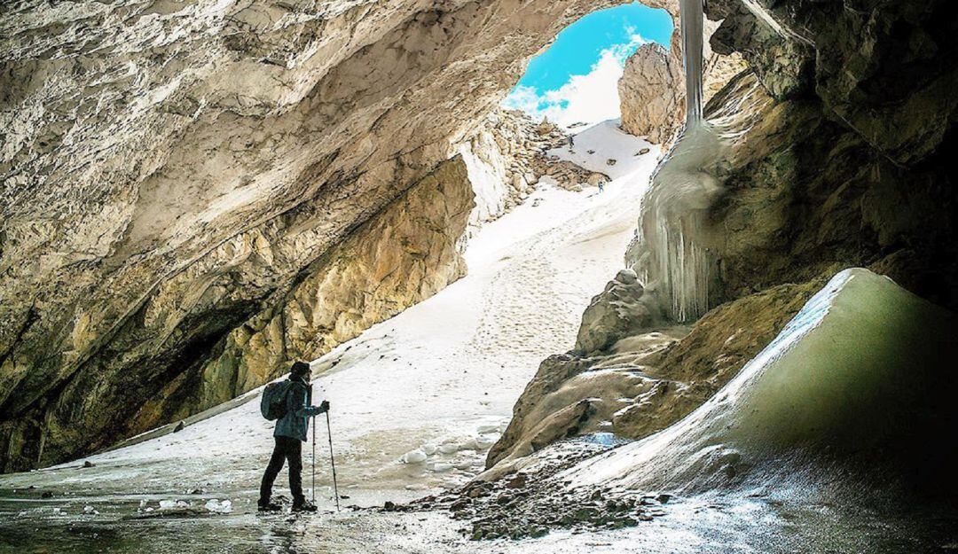 Onofre Alonso en la la cueva de hielo de Peña Castil, en Cabrales