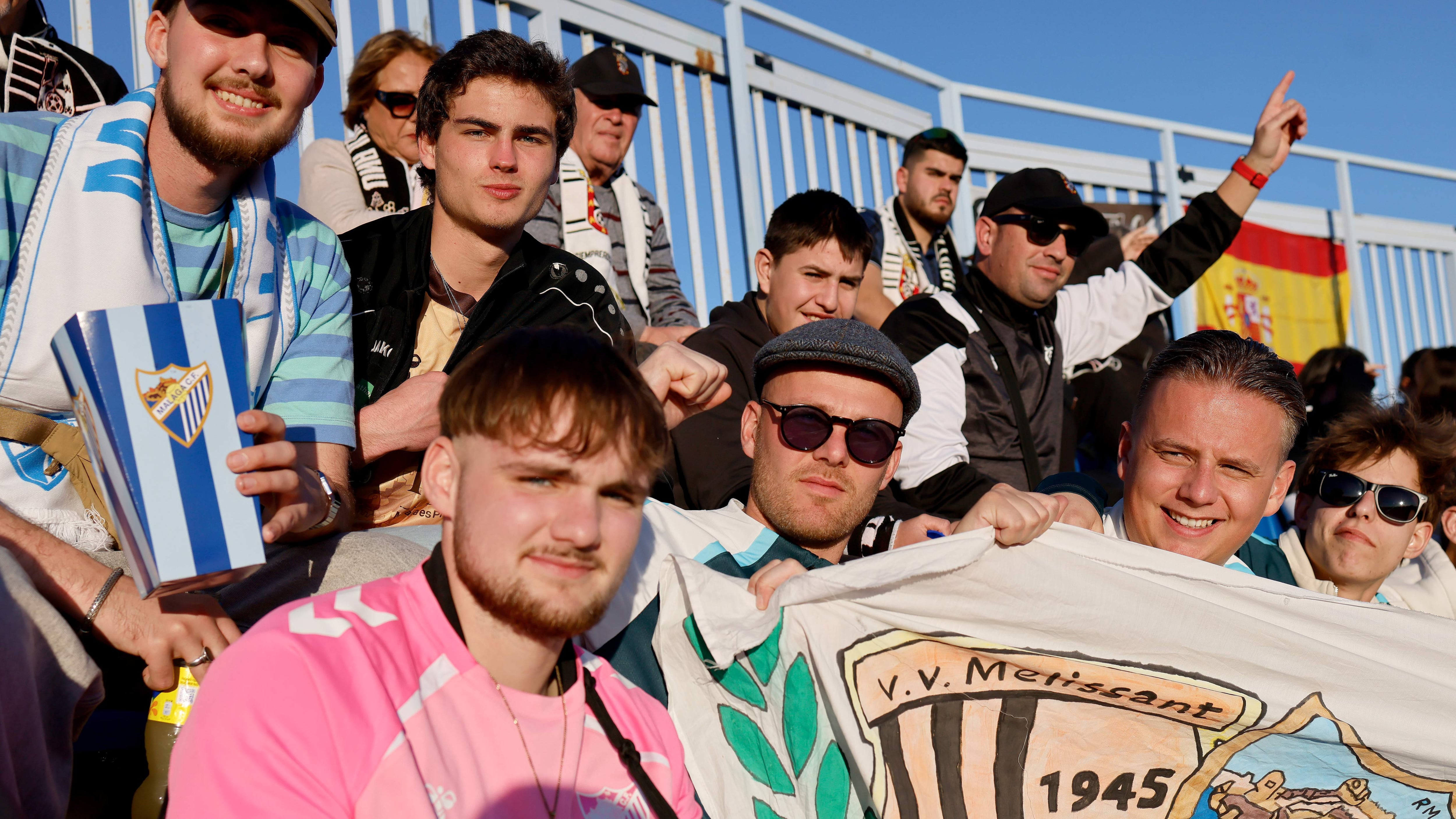 Aficionados del v.v. Melissant, un club amateur neerlandés fundado en 1945, en un partido del Málaga en el estadio de La Rosaleda