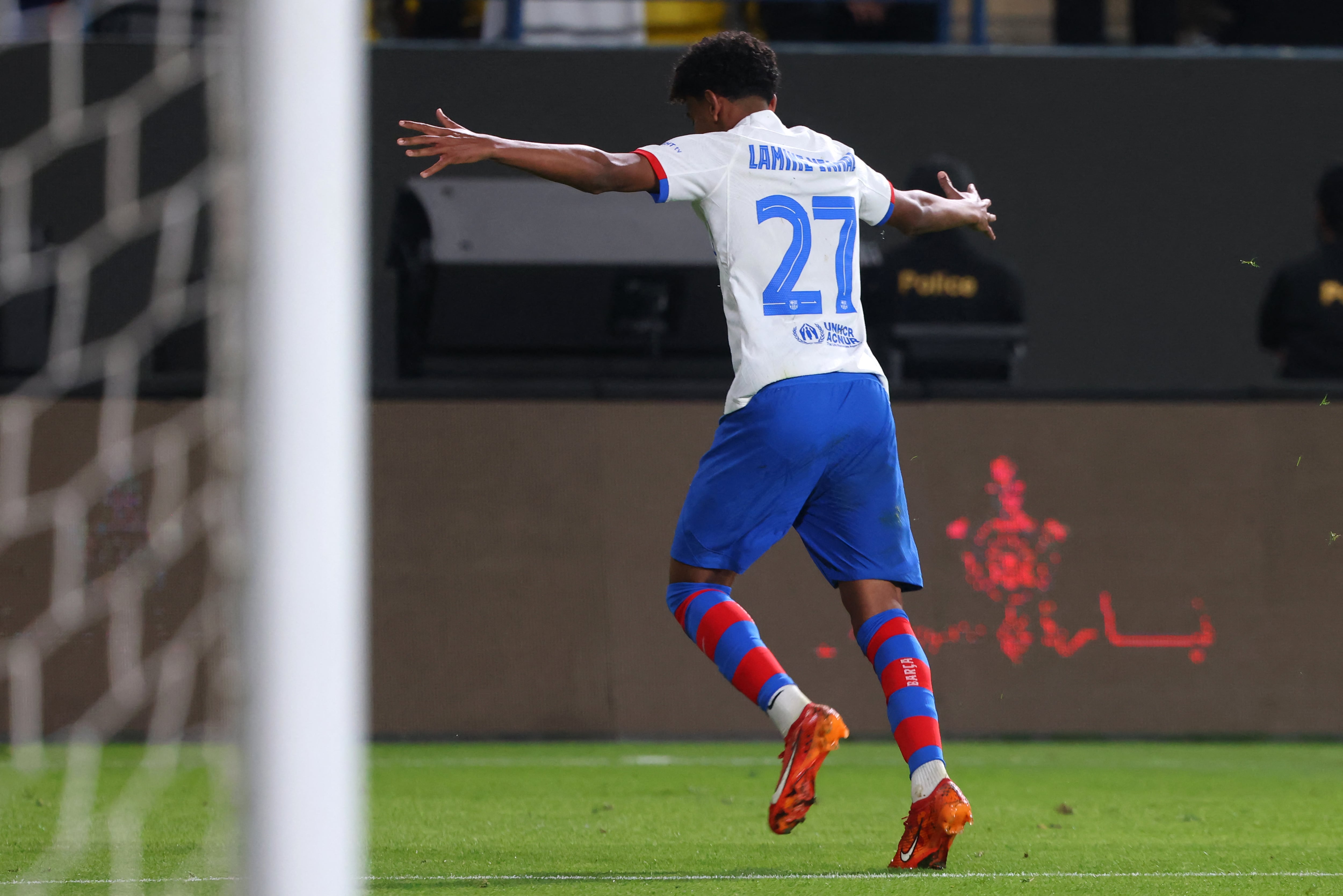 Lamine Yamal marcó el segundo gol del FC Barcelona en la semifinal de la Supercopa de España ante CA Osasuna. (Photo by Fayez NURELDINE / AFP) (Photo by FAYEZ NURELDINE/AFP via Getty Images)