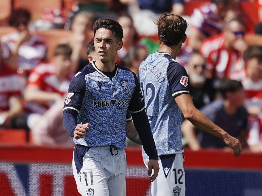 Sergio Arribas se aferra al Pichichi de Segunda División.