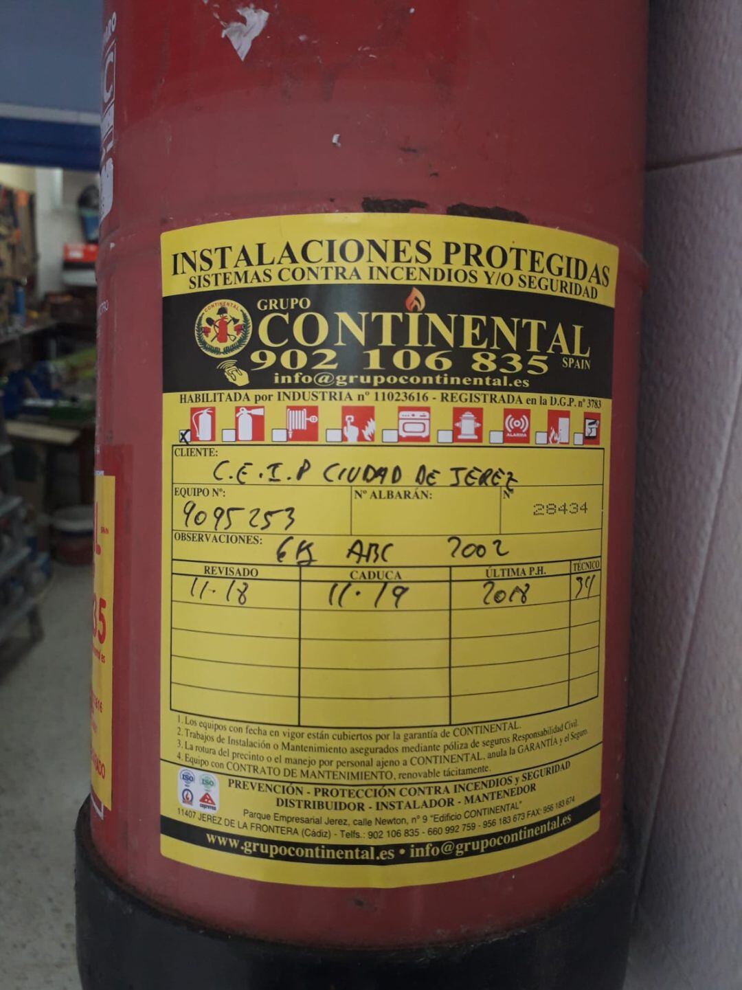 Imagen de uno de los extintores caducados del CEIP Ciudad de Jerez
