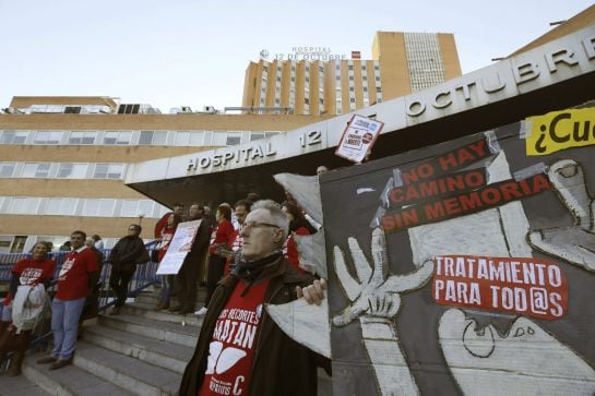 GRA184. MADRID, 30/12/2014.- El presidente de la plataforma de afectados por la Hepatitis C, Mario Cortés, a las puertas del Hospital 12 de Octubre de Madrid donde cerca de 80 personas permanecen encerradas en diferentes turnos desde el pasado 18 de dicie