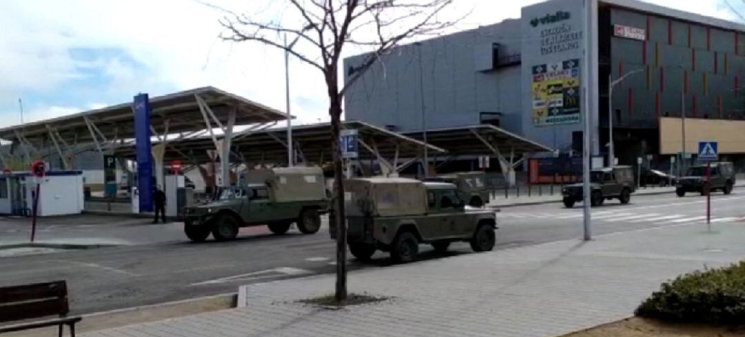 Imagen de los militares junto a la Estación del AVE