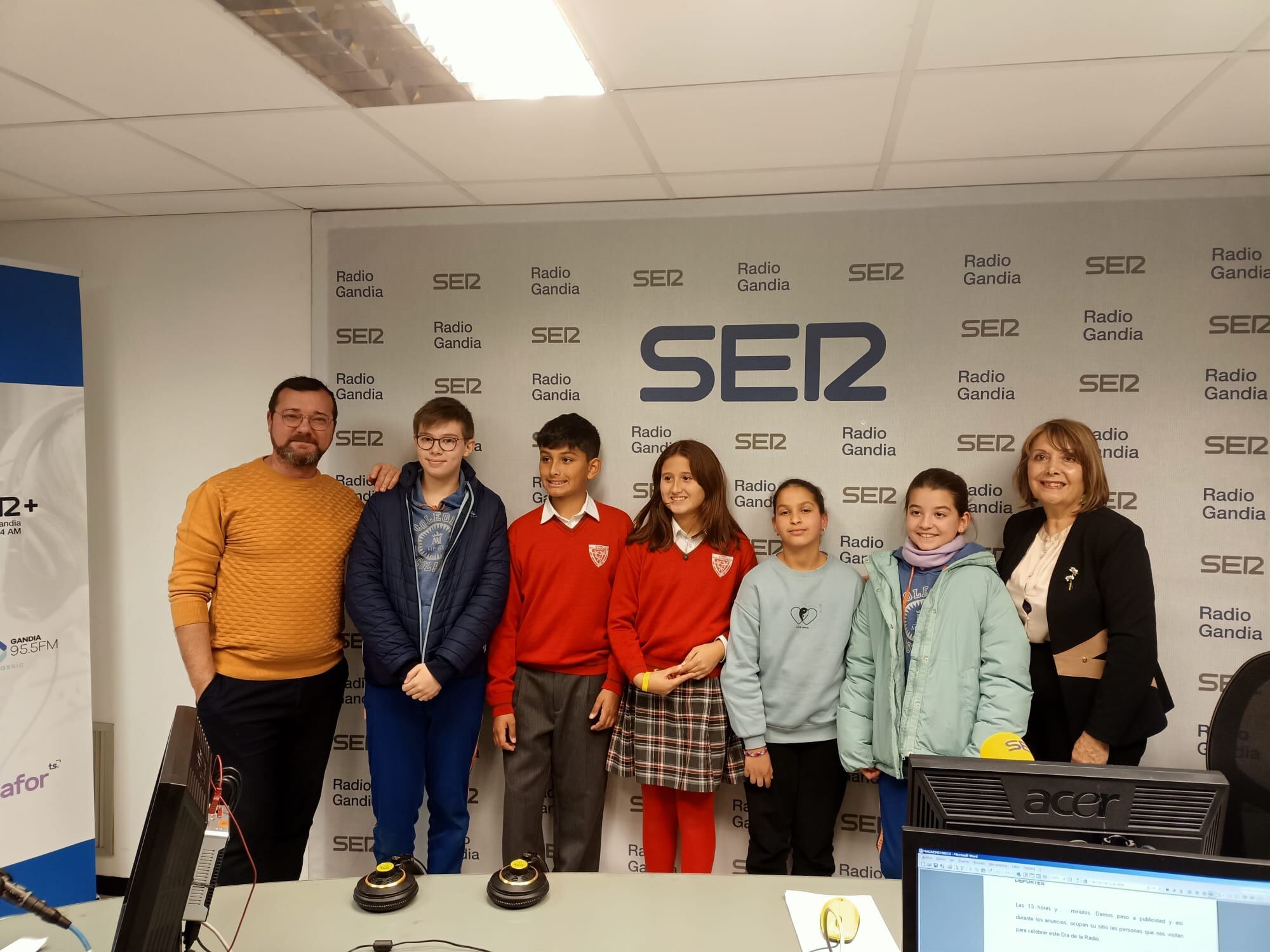 Miembros del Consell de la Infància en los estudios de Radio Gandia junto a la responsable de la Infancia en el Ayuntamiento, Liduvina Gil.