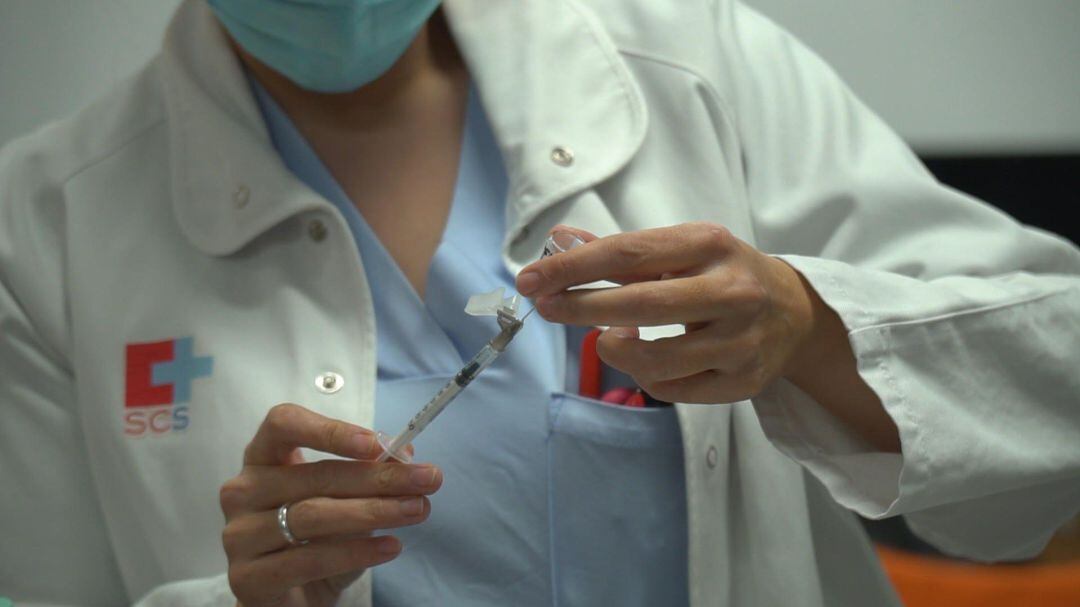 Vacunación contra el coronavirus a sanitarios en Valdecilla. 