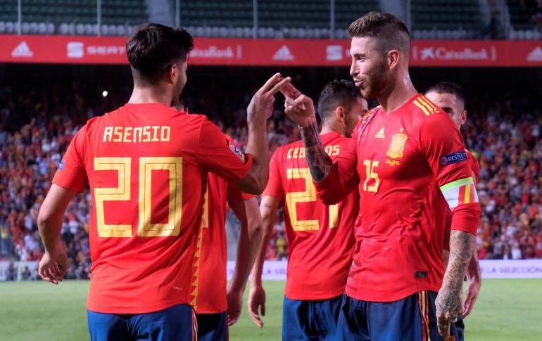 Asensio y Ramos celebran uno de los goles del balear