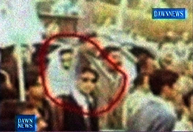 El canal paquistaní Dawn TV ha difundido unas imágenes, de un fotógrafo amateur, en las que se muestra a un hombre apuntando con un arma a Bhutto en el mitin en el que fue asesinada
