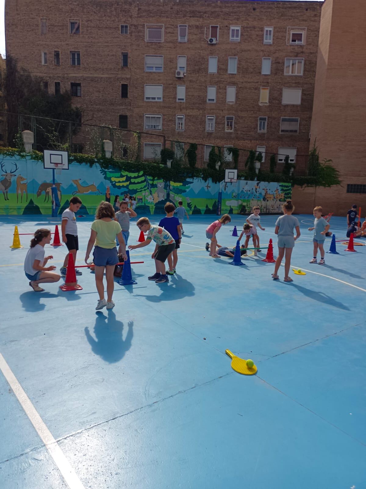 Un grupo de niños jugando en el patio del colegio zaragozano Gascón y Marín