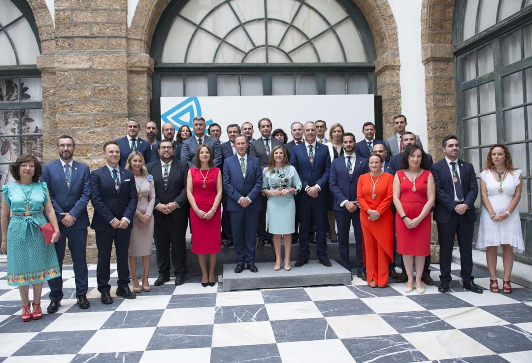 Irene García, en el medio, junto a la corporación provincial de este mandato.