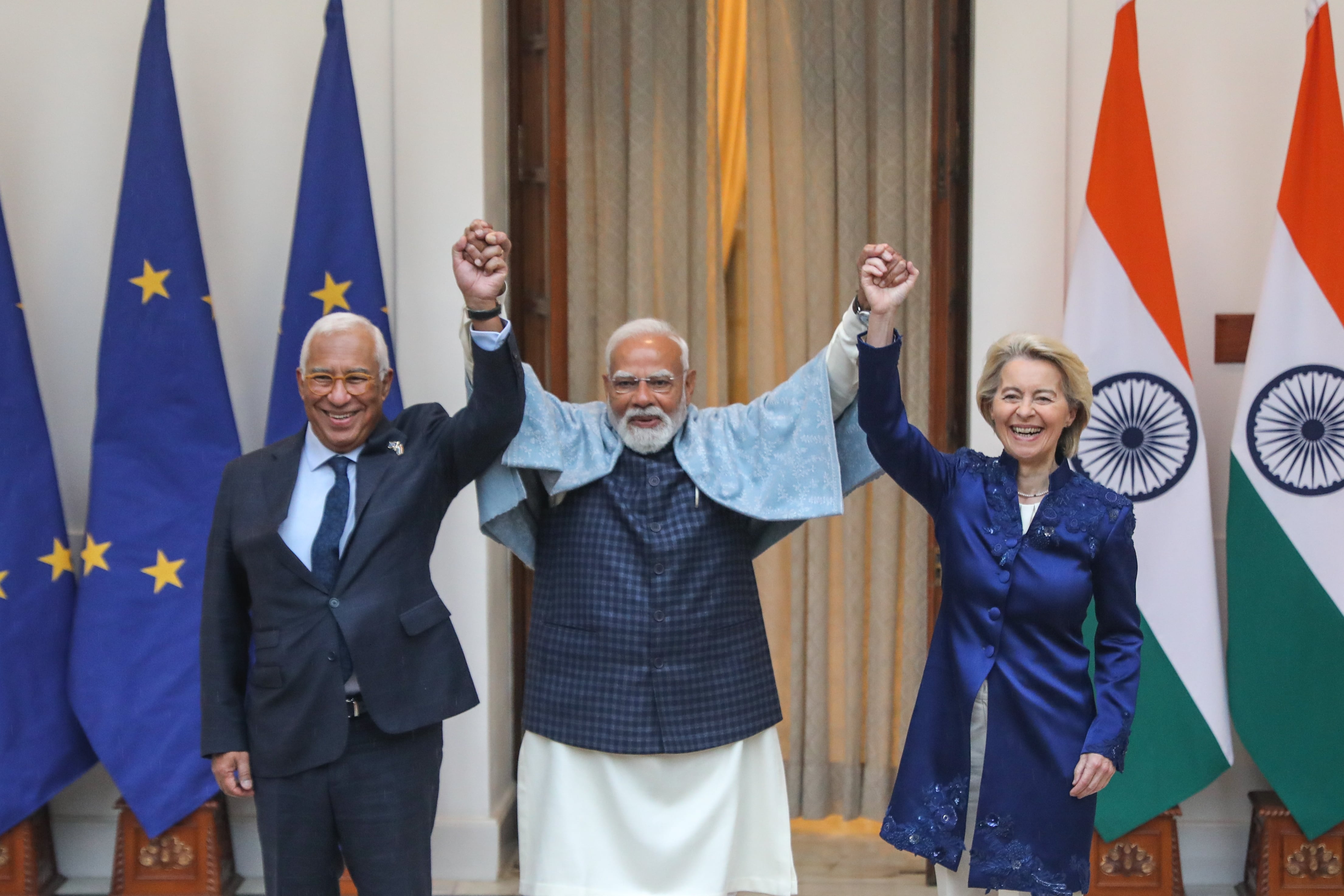 La presidenta de la Comisión Europea, Ursula von der Leyen, el presidente del Consejo Europeo, Antonio Costa, y el primer ministro indio, Narendra Mod, en Delhi (India).