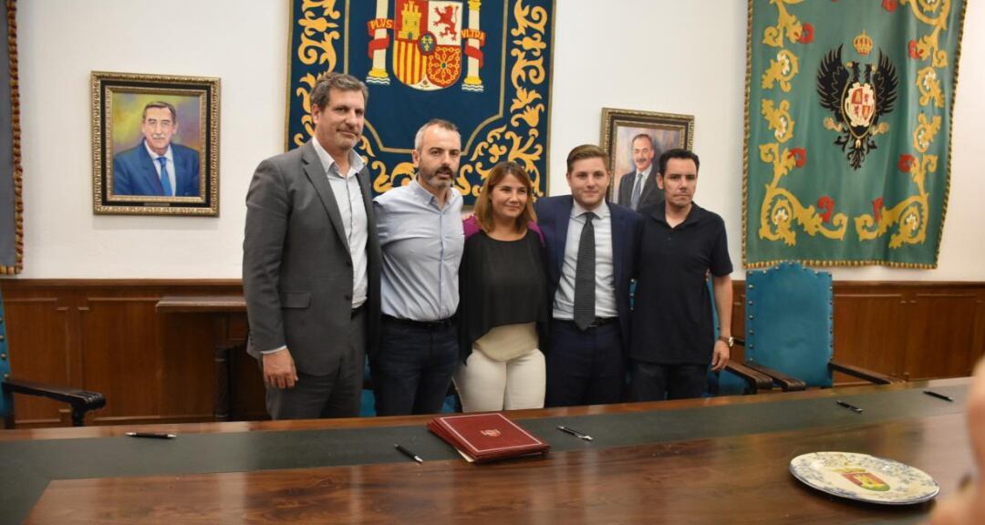 Foto en la ratificación del Pacto por el Ferrocarril provincial (archivo)