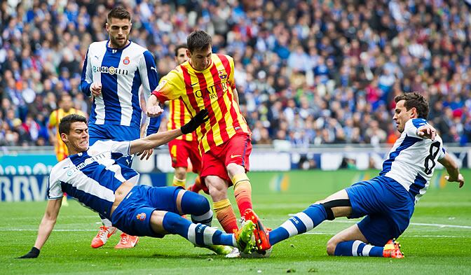Messi guía el balón rodeado de rivales