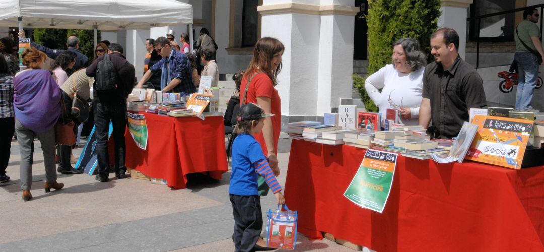 La tradicional Feria del Libro en la Plaza de la Constitución