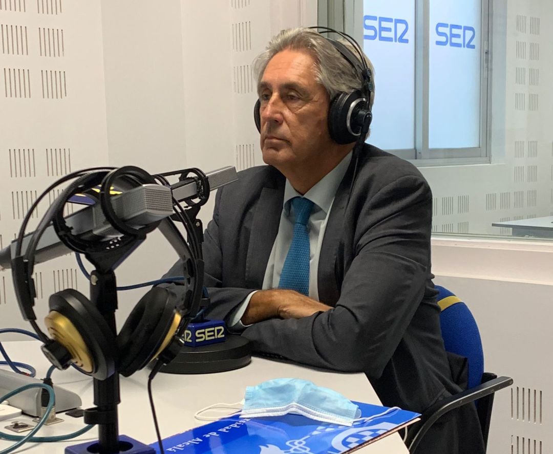 José Vicente Saz, rector de la UAH, en los estudios de SER Henares. 